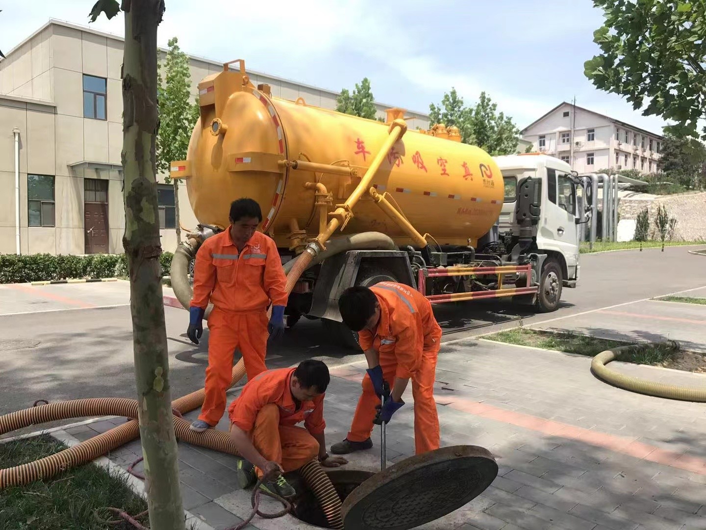 施秉管道疏通车停在窨井附近