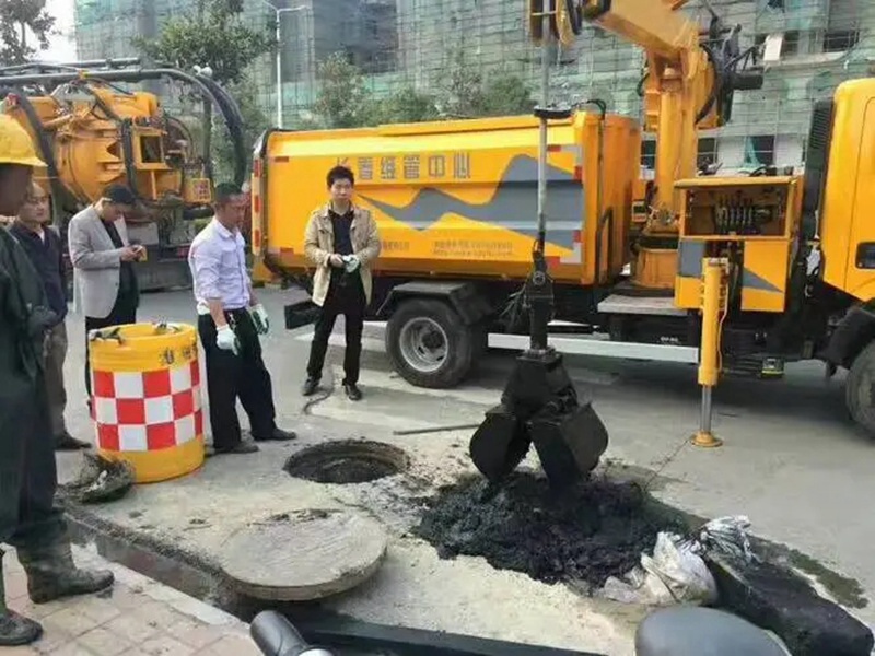施秉街道：网格员化身“清道夫”，为民解忧疏通“堵心”化粪池