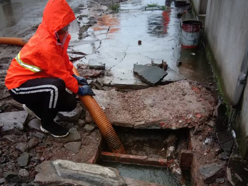 施秉专业清理污水池 炜誉市政以规范流程守护城市 “肠道”