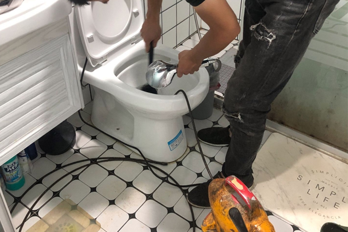 施秉马桶堵塞自己疏通还是找师傅？专业上门服务让你省时更省心