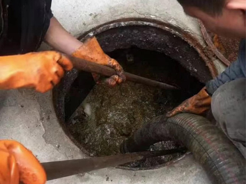 施秉清理化粪池时如何避免沼气的危害？